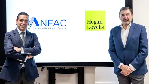 Acuerdo de ANFAC y Hogan Lovells. En la foto: Jos&eacute; L&oacute;pez Tafall y Fernando Calancha.