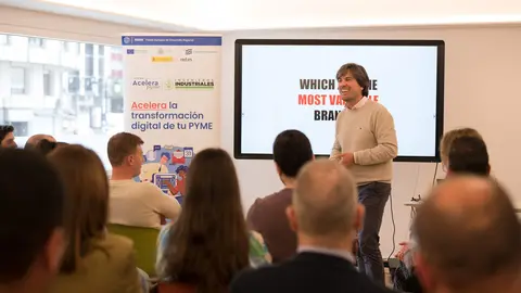 Enrique Cuenca, Global Online Accounts Director de Camper, fue el protagonista de una nueva jornada de El Viaje del Emprendedor de la OAP del COIIAS / Marta Mart&iacute;n