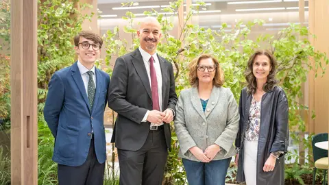 Javier Turiel, responsable de sostenibilidad y riesgos ASG; Mariano Esp&iacute;n, director comercial Caja Rural de Asturias; Concha Ur&iacute;a, presidenta de PEP y Liliana Vald&eacute;s, responsable de instituciones en Caja Rural de Asturias / Cedida
