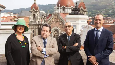 Mar&iacute;a P&eacute;rez, secretaria general de FEMETAL; Antonio Fern&aacute;ndez, presidente de FEMETAL; Fernando Mart&iacute;nez, presidente de Caja Rural de Asturias y Miguel &Aacute;ngel Traverso, director de empresas en Caja Rural de Asturias / Foto cedida por Caja Rural de Asturias