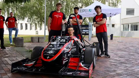 Los responsables de Uniovi eTech Racing posan junto al Habrok Evo.