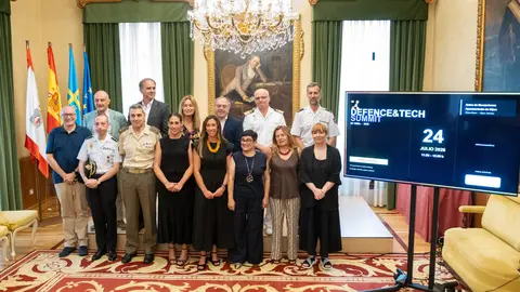 Foto de familia de algunos de los miembros de las instituciones organizadoras del evento Defence &amp; Tech Summit que tendr&aacute; lugar en Gij&oacute;n los d&iacute;as 30 de septiembre y 1 de octubre / Andrei Bita