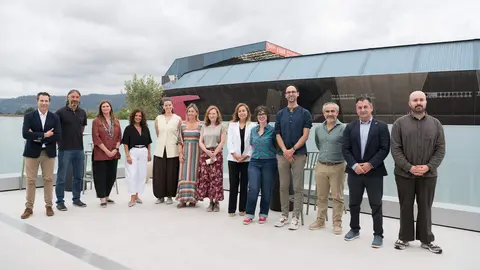 Foto de familia con todos los participantes de la sexta edici&oacute;n de LOGOS, en el nuevo pabell&oacute;n de Caja Rural de Asturias de la FIDMA / Fotos de Marta Mart&iacute;n