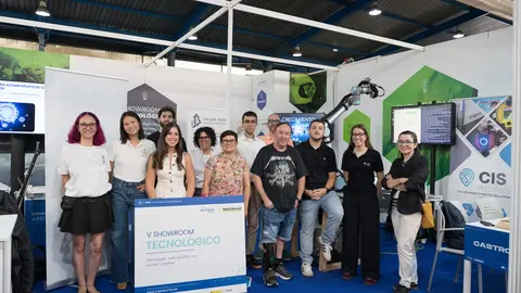 Foto de familia con los representantes de algunas de las empresas que participan en la V edici&oacute;n del Showroom Tecnol&oacute;gico organizado por la Oficina Acelera Pyme del Colegio Oficial de Ingenieros Industriales de Asturias (OAP COIIAS) / Marta Mart&iacute;n