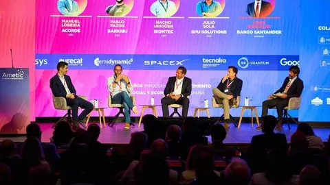 De izquierda a derecha, Manuel Lobeira, CEO de ACORDE; Pablo Pazos, CEO de Barkibu; Nacho Urig&uuml;en, CEO de Irontec; Julio Sola, CEO de GPU Solutions; y Asier Gonz&aacute;lez, directivo de Banco Santander Espa&ntilde;a y moderador de la sesi&oacute;n, durante la mesa &laquo;Retos de la IA en los nuevos modelos de relaci&oacute;n y la competitividad empresarial&raquo;. Foto: AMETIC.
