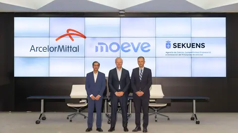 Pinakin Chaubal, director de tecnolog&iacute;a de ArcelorMittal,  Maarten Wetselaar, CEO de Moeve, y David Gonz&aacute;lez, director ejecutivo de Sekuens / Foto: moeveglobal.com