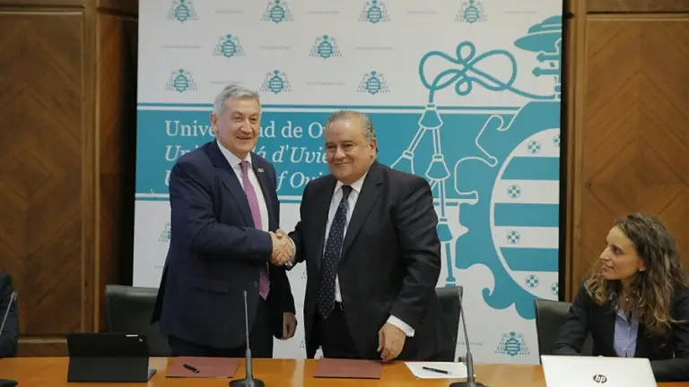 Rector de la Universidad de Oviedo, Santiago García Granda, y el director Comercial y de Desarrollo de Negocio de ISASTUR, José Antonio Álvarez Ruiz