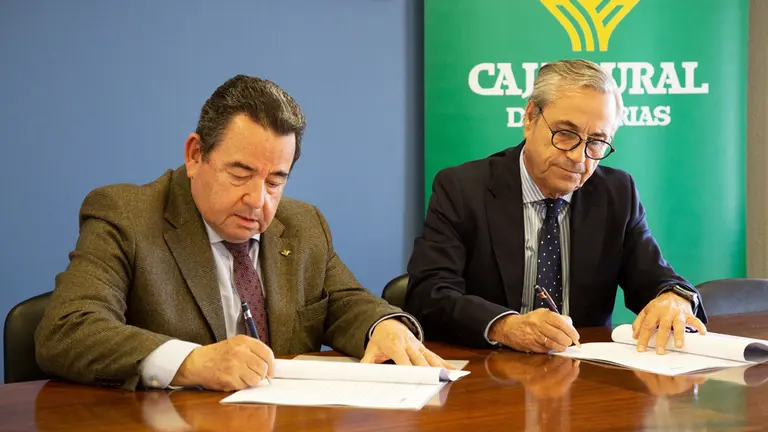 El presidente de Caja Rural de Asturias, Fernando Martínez y el presidente de FEMETAL, Antonio Fernández-Escandón 
