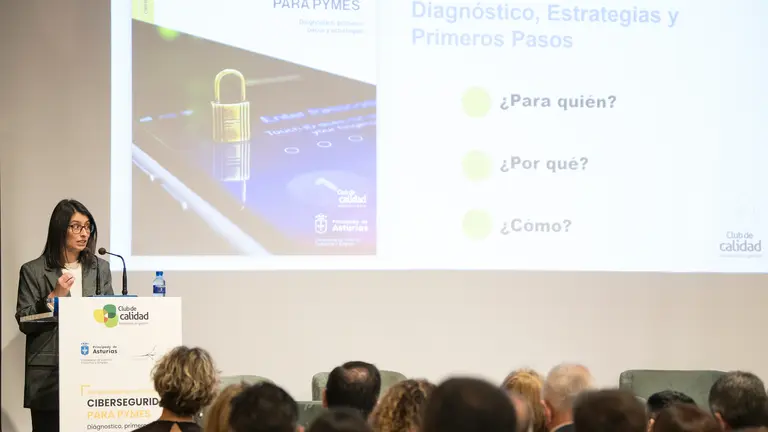 Emma González, responsable de Gestión del Club de Calidad de Asturias, presentó el pasado día 14 de noviembre la Guía de la Ciberseguridad en la Casa de la Cultura de Avilés / Marta Martín