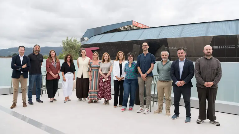 Foto de familia con todos los participantes de la sexta edici&oacute;n de LOGOS, en el nuevo pabell&oacute;n de Caja Rural de Asturias de la FIDMA / Fotos de Marta Mart&iacute;n