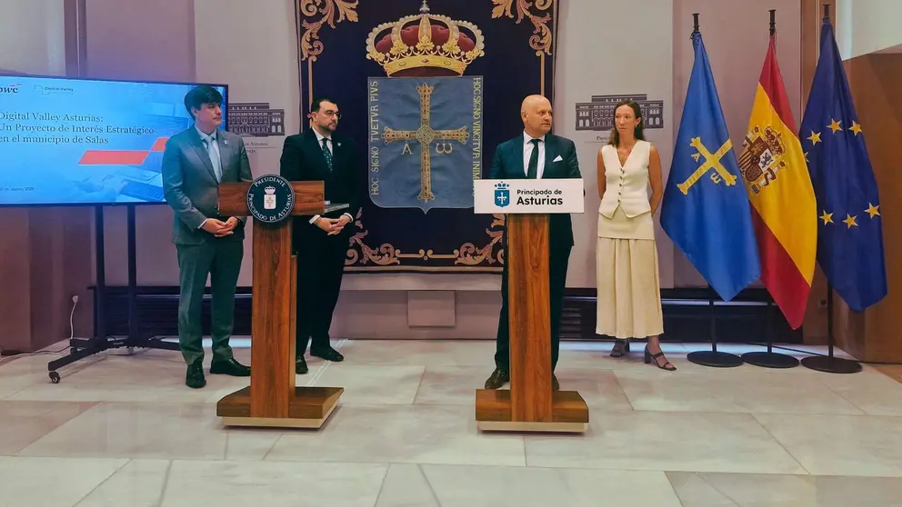 En la imagen, de izquierda a derecha, el consejero de Ciencia, Industria y Empleo, Borja S&aacute;nchez; el presidente del Principado de Asturias, Adri&aacute;n Barb&oacute;n; el socio fundador de Digital Valley, Armando Layna, y la responsable de PWC, Esther Lozano / Foto: Principado de Asturias