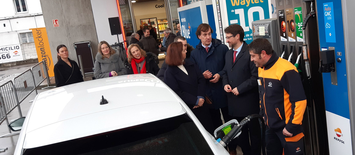 El consejero de Industria, Enrique Fernández, con responsables de Repsol y Nortegás durante el acto de inauguración de la gasinera de Avilés.
