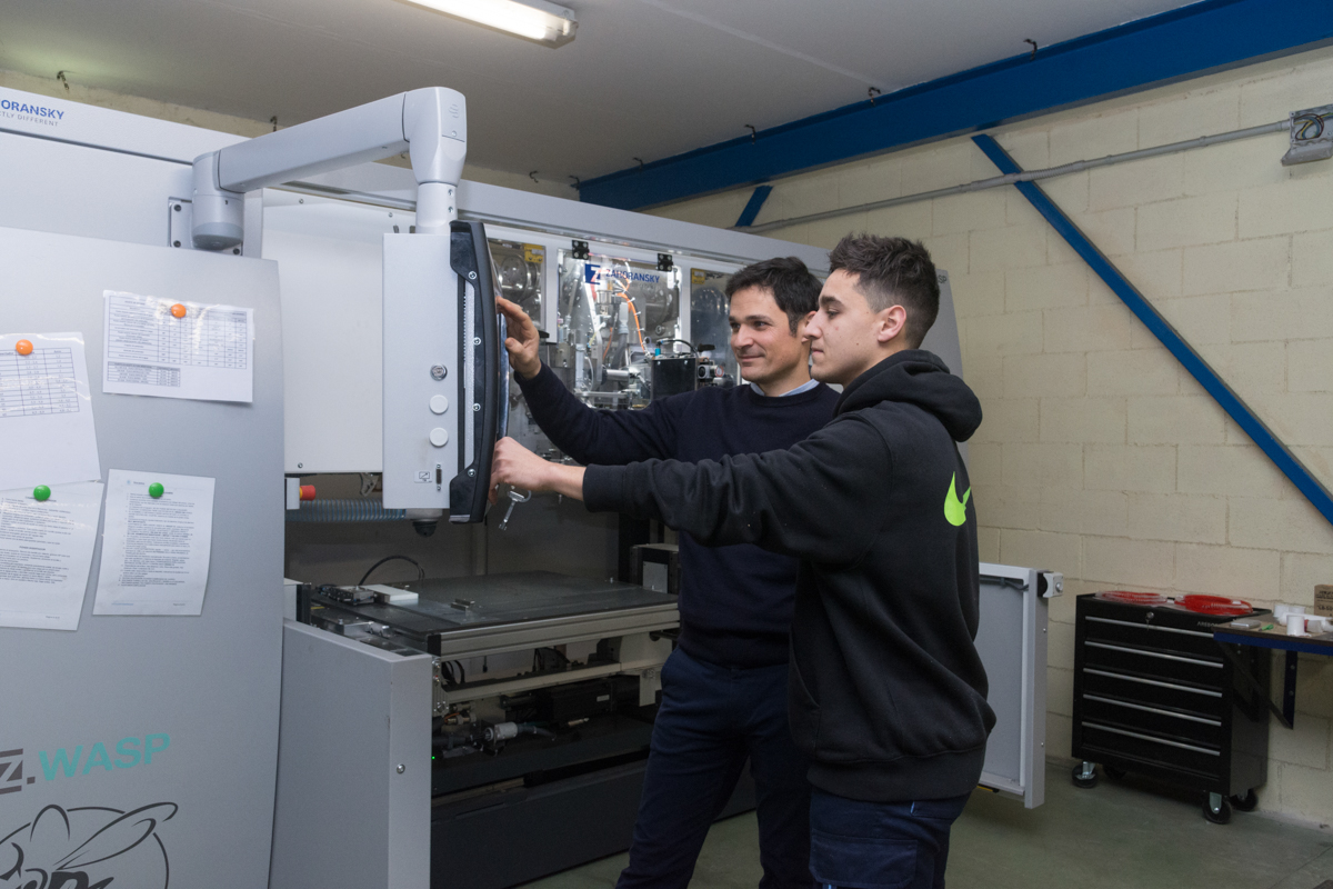 Enol Díaz y Juan M. Baragaño trabajando en la nueva máquina de fabricación de cepillos / Marta Martín