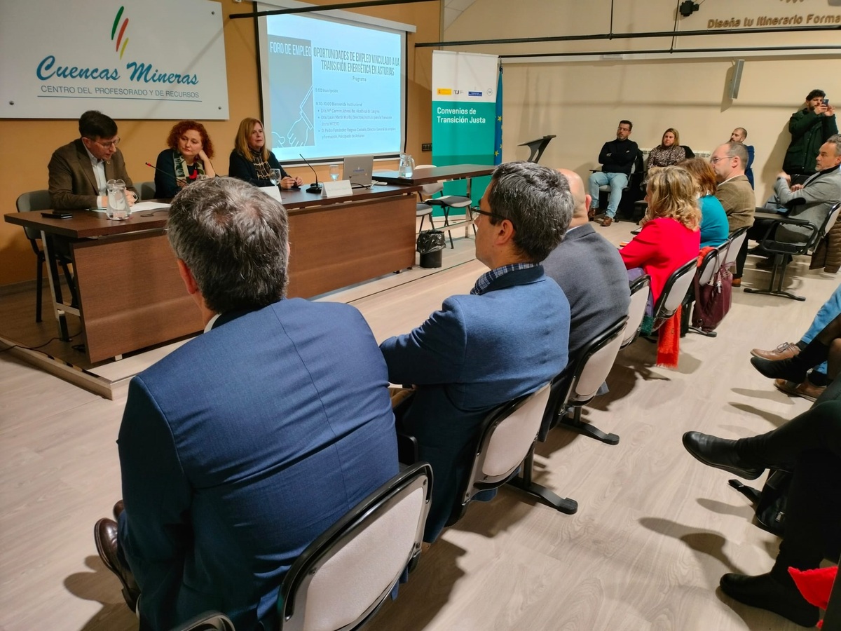 De izquierda a derecha en la mesa, Pedro Fernández-Raigoso, director general de Empleo y Formación; Laura Martín Murillo, directora del ITJ, y Carmen Arbesú, alcaldesa de Langreo, durante la inauguración de las jornadas.