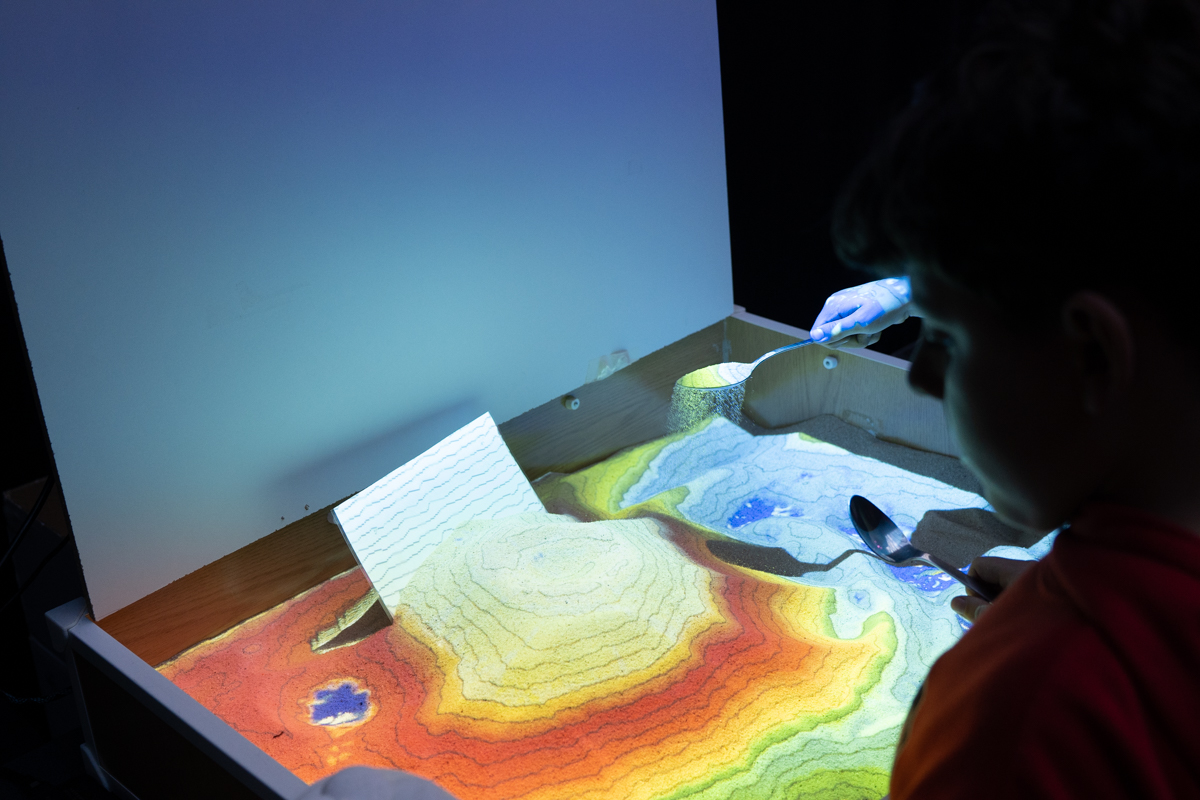 Los asistentes también pudieron interactuar con elementos como el AR Sandbox