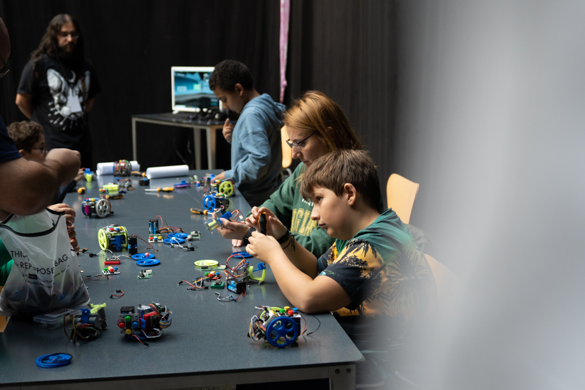 Dirigido a jóvenes de entre 8 y 16 años, el taller de Robótica colaborativa - Escornabor, fue uno de los platos fuertes de los Citech Labs