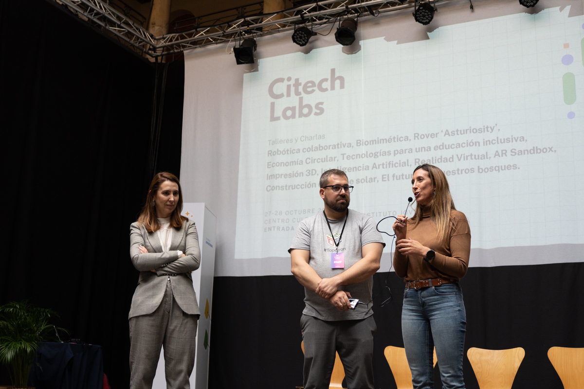 Cristina González-Morán, directora general de Universidad del Principado de Asturias; Carlos Vega, director de Desarrollo de Negocio en Conecta y Ángela Pumariega, 1ª Teniente de Alcaldesa del Ayuntamiento de Gijón
