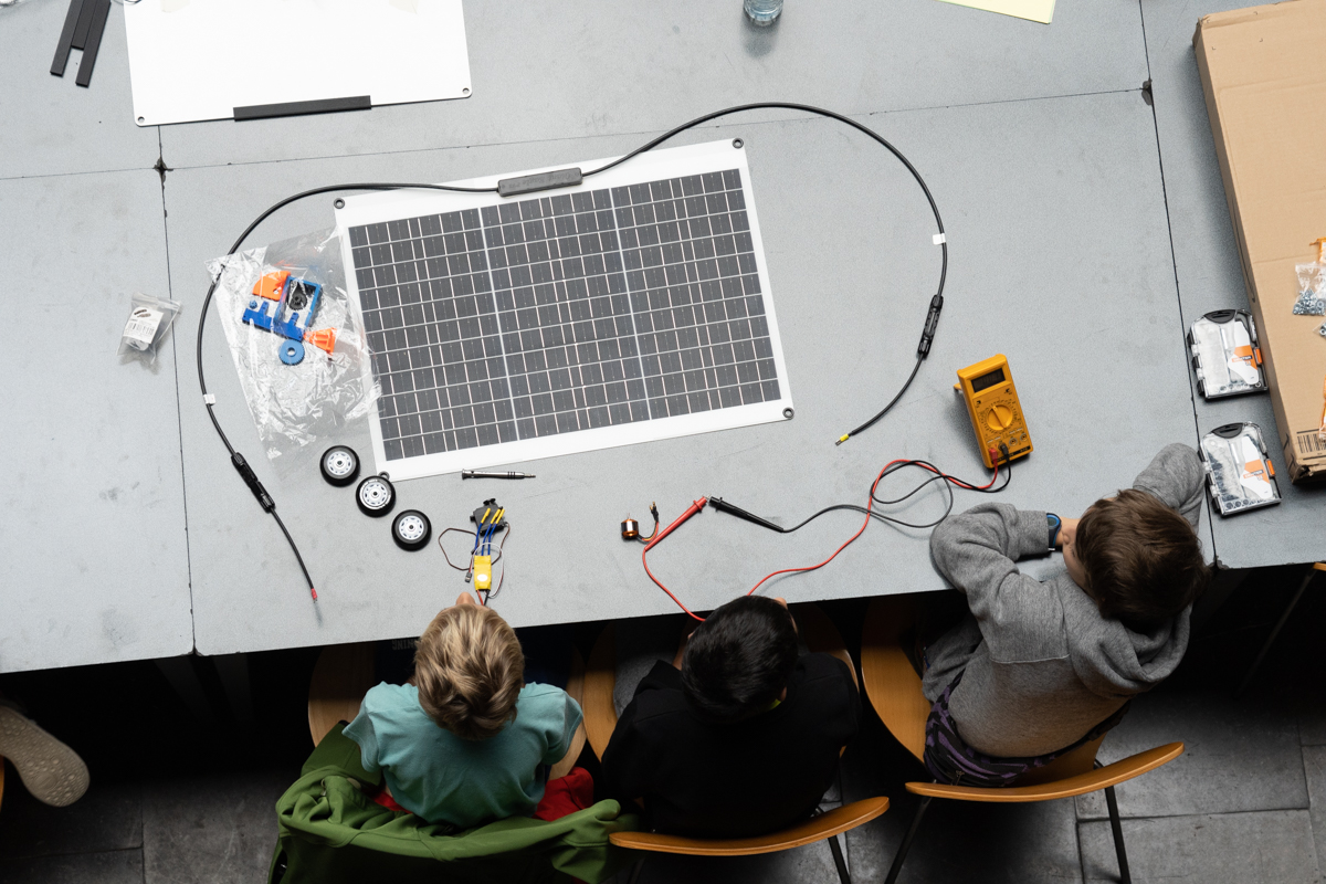 El taller por equipos 'Construye tu coche solar y sostenible', congregó a 25 personas