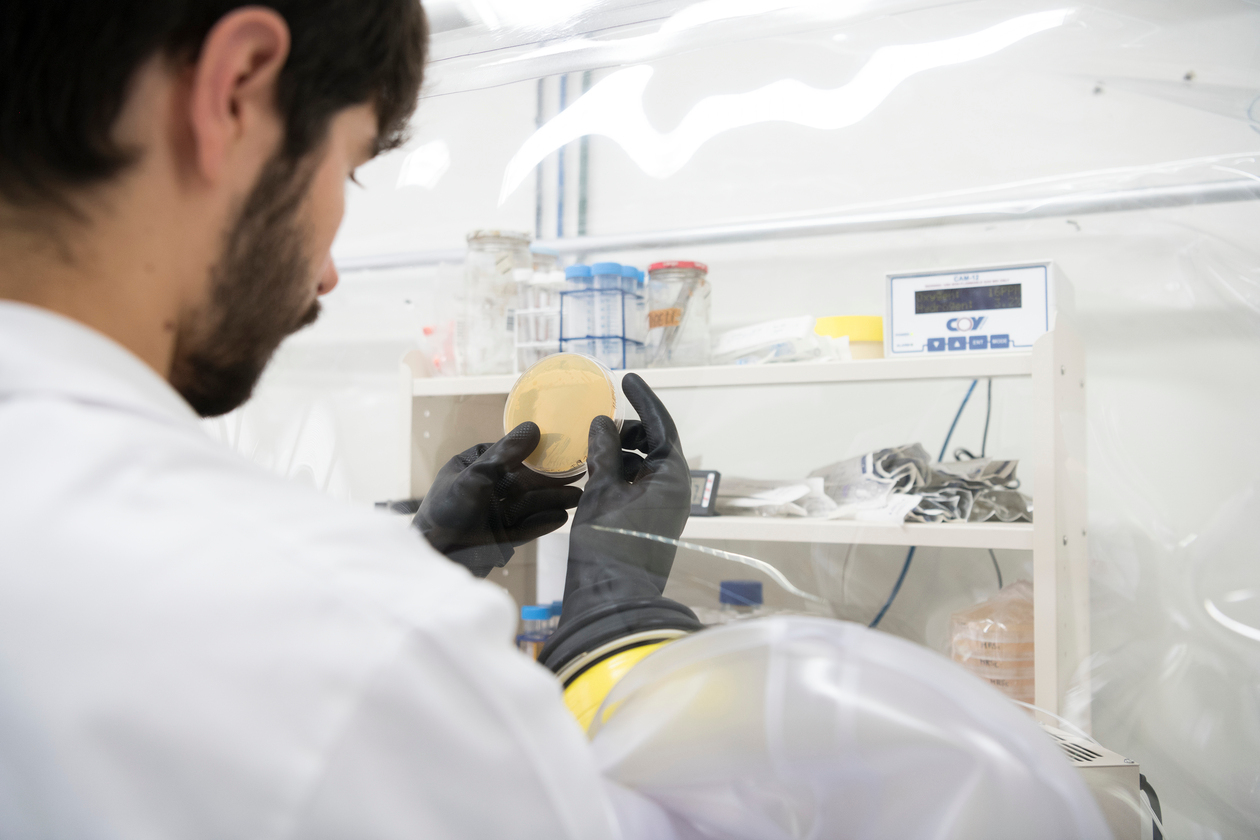 Uno de los empleados de Microviable haciendo pruebas en el laboratorio | Marta Martín.
