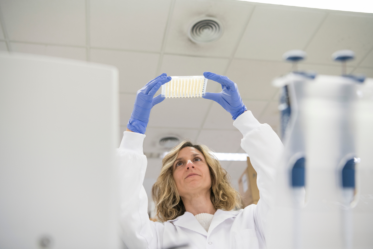 Una empleada de Microviable haciendo pruebas | Marta Martín.