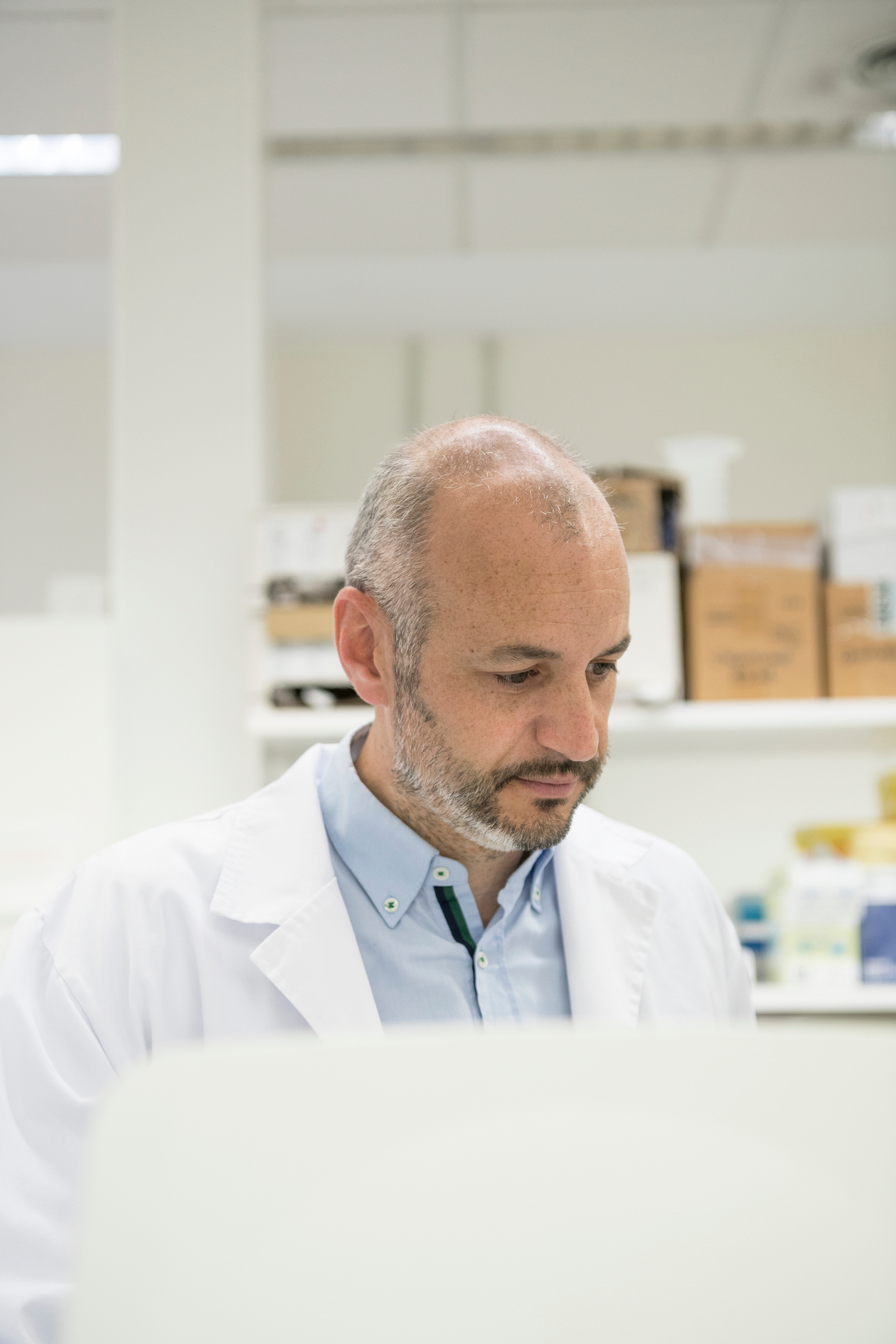 Claudio Hidalgo en el laboratorio | Marta Martín.