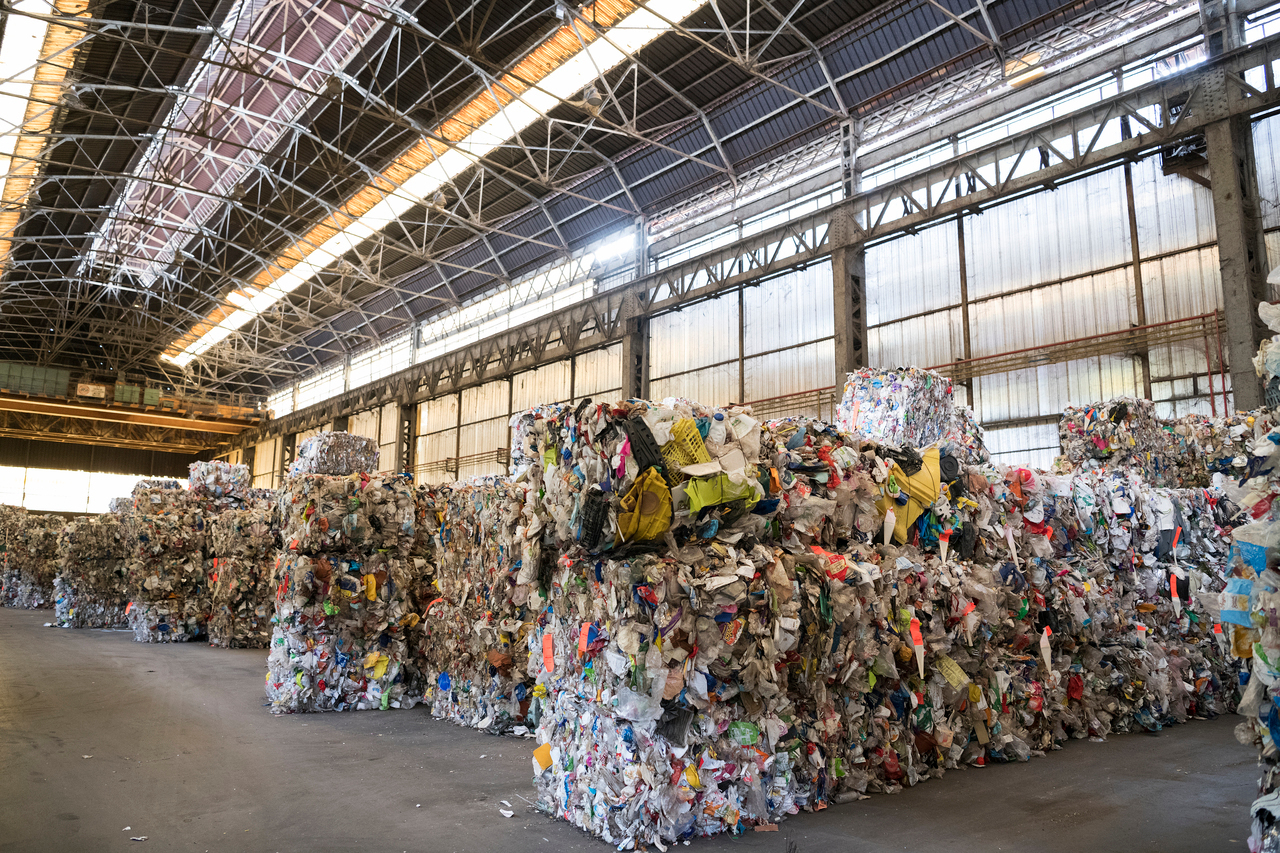Residuos de la fracción de plástico mixto que recibe la planta de reciclaje de Naeco prensado en balas | Marta Martín.