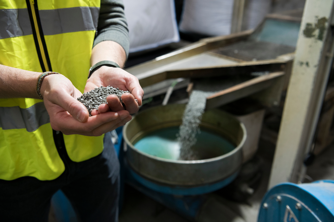 Tras el proceso de extrusión se obtiene la granza o pellet, que es el producto final | Marta Martín.