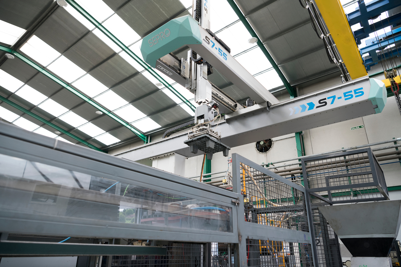 Una de las máquinas robotizadas de la fábrica de producto final de Naeco | Marta Martín.