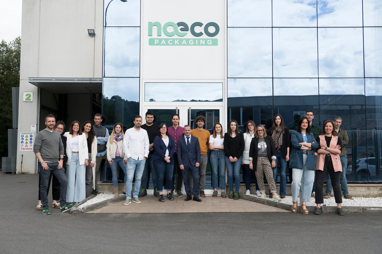 Parte del equipo de Naeco en la entrada principal de sus instalaciones de Sotrondio | Marta Martín.