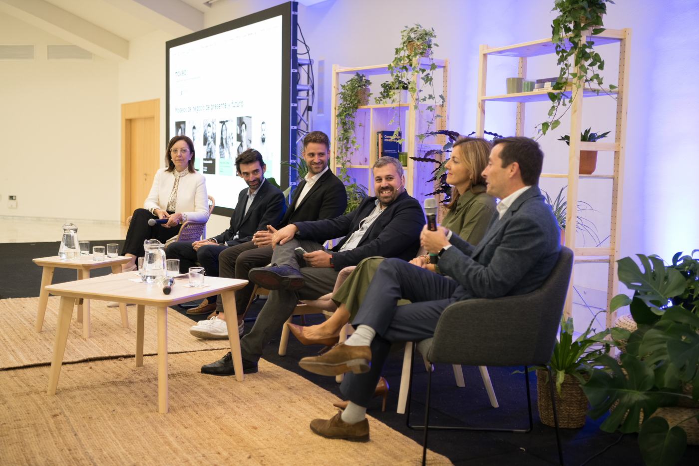 Paz Orviz, gerente de COGERSA; Pablo Suárez, CEO de Masnorte Energía; Francisco del Cid, fundador Bosquia; Carlos Vega, director Desarrollo Negocio Conecta; Paula Díaz-Caneja, directora de Sostenibilidad y Calidad Alimerka y Pablo de Regoyos, responsable de Smart Mobility Empresas y Administraciones Públicas Iberdrola / Marta Martín
