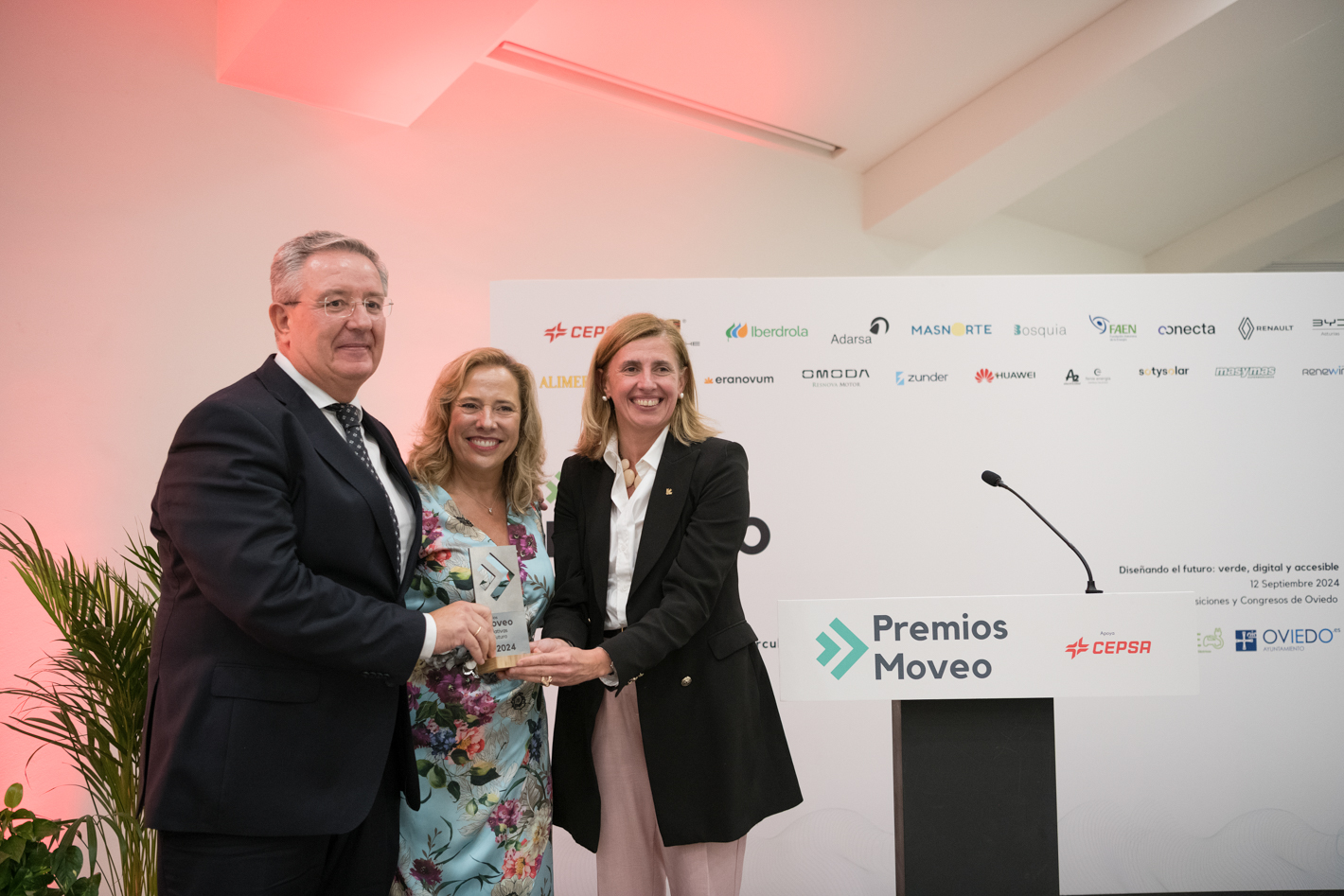 Antonio Romero, director general de Caja Rural de Asturias; Belarmina Díaz, directora general de Energía y Minería del Gobierno de Asturias y Eva Pando, directora de la Fundación Caja Rural de Asturias / Marta Martín