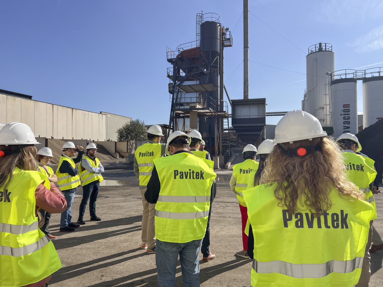 El exterior de las instalaciones de Pavitek, donde se encuentra la planta de fabricación de aglomerado asfáltico | Foto cedida por Pavitek.
