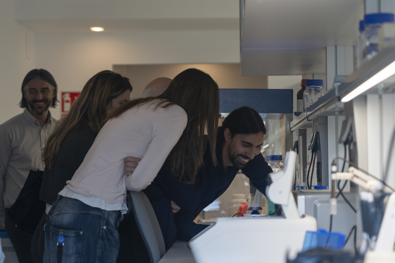 Álvaro Fueyo, consultor ambiental, mostrando el ADN de algunas especies en el laboratorio de Taxus | Foto cedida por Pavitek.