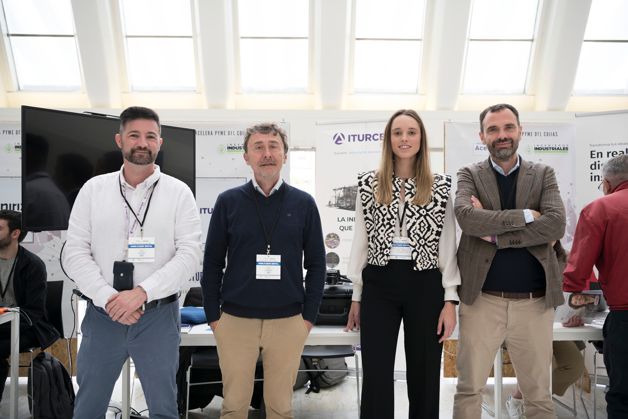 Pedro Castro, coordinador de digitalización y otros representantes de Iturcemi / Marta Martín