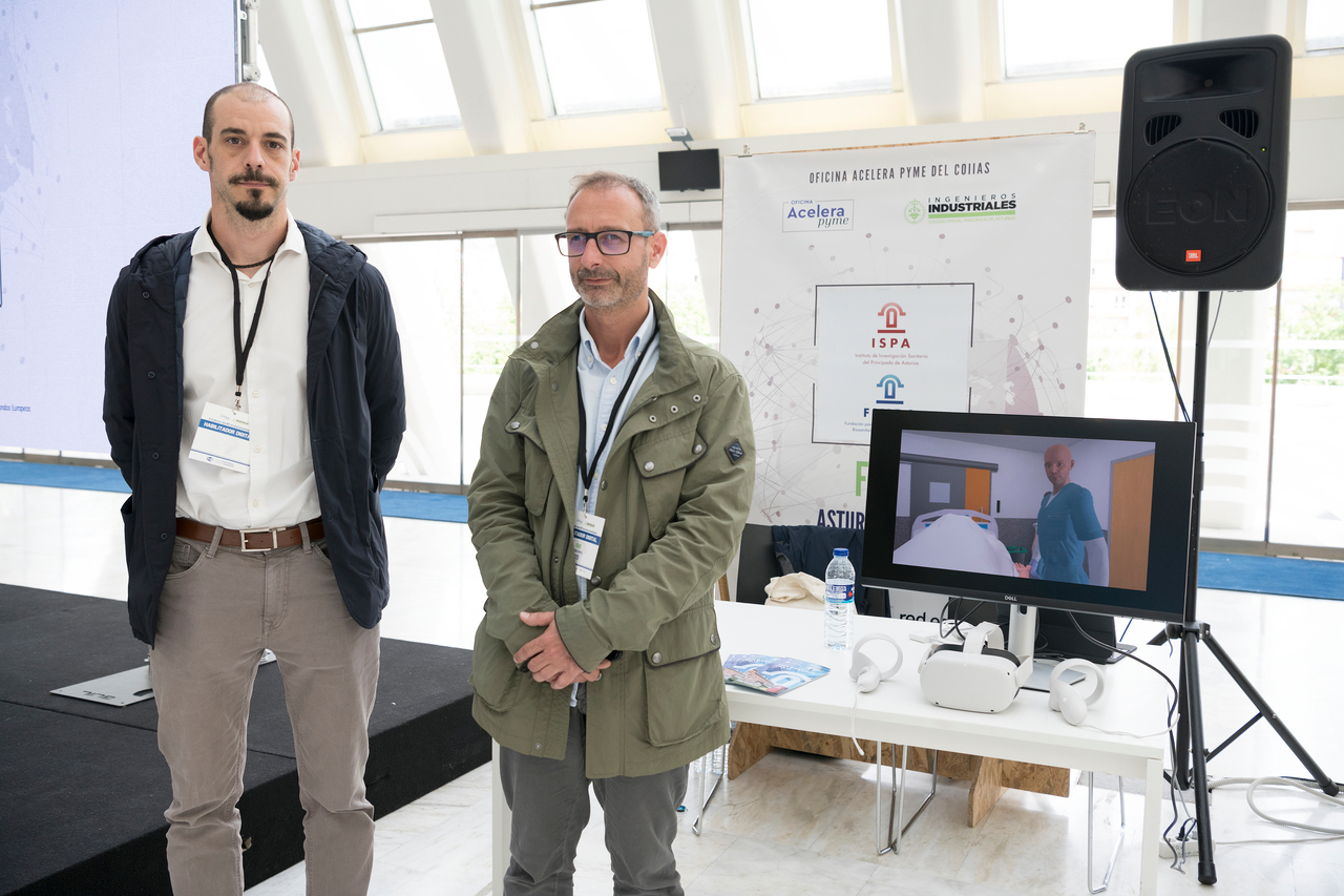 Manuel Fernández, técnico de simulación y otro representante de la FINBA / Marta Martín