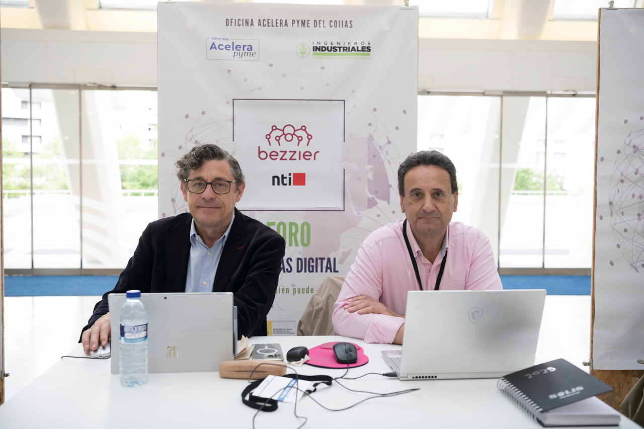 Elías Martínez, del departamento comercial y otro representante de Bezzier NTI / Marta Martín