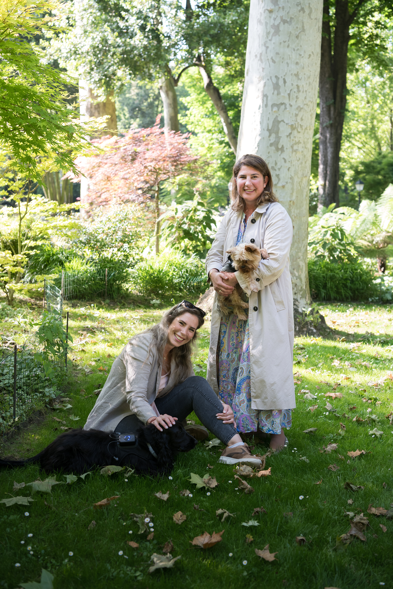 Cristina Acuña y Julieta Acuña, cofundadoras de AcuPet Health, junto a Lima y Pepa / Marta Martín