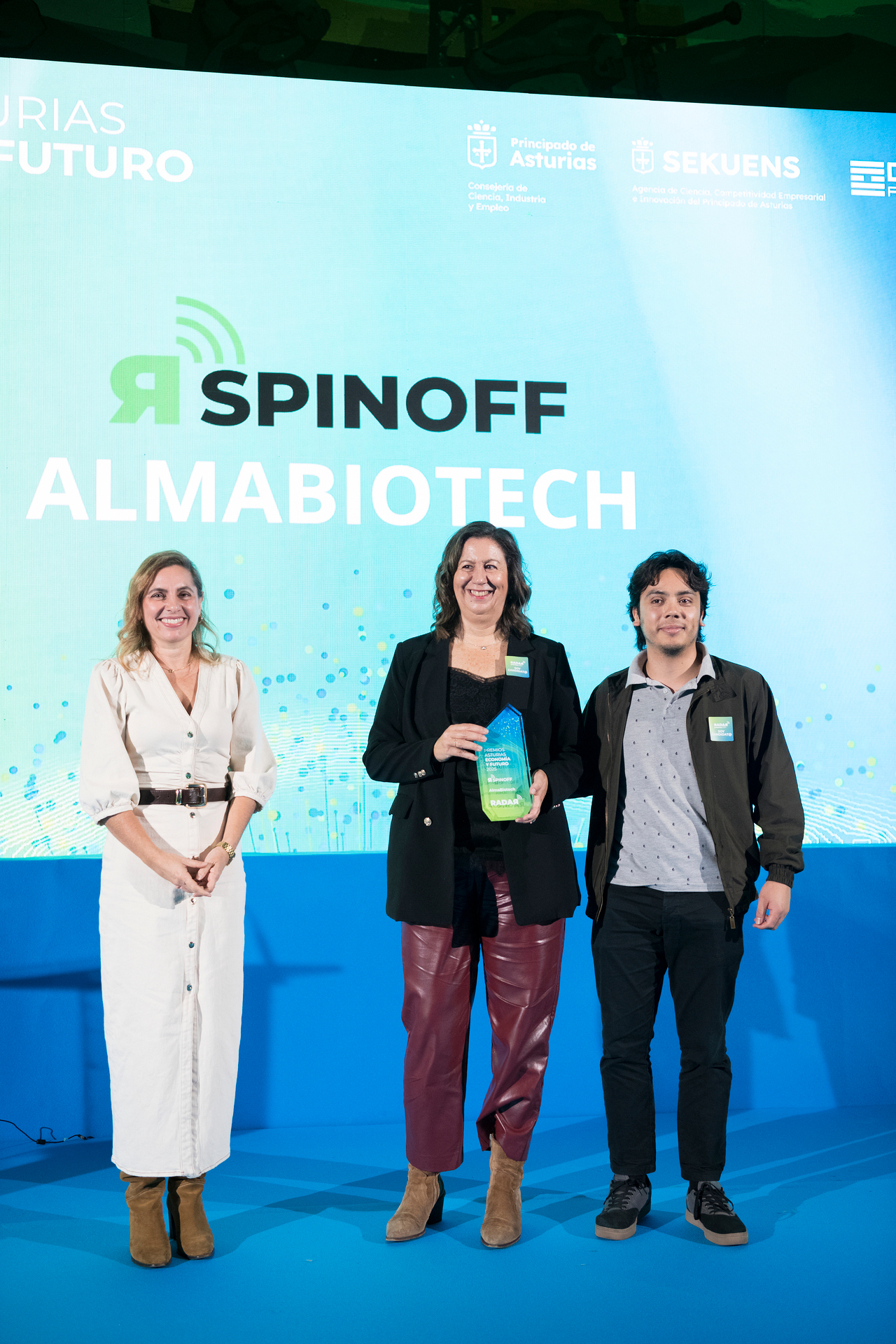 Cristina Fanjul junto a los representantes de AlmaBiotech / Marta Martín
