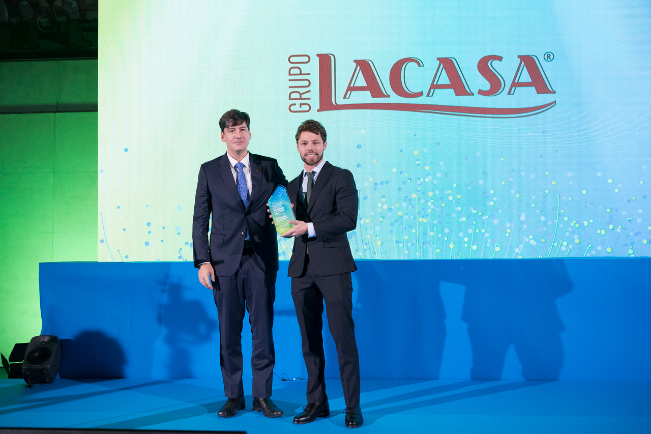 Borja Sánchez y Ángel Gajino, director de fábrica en Chocolates del Norte S.A. (Grupo Lacasa) / Marta Martín