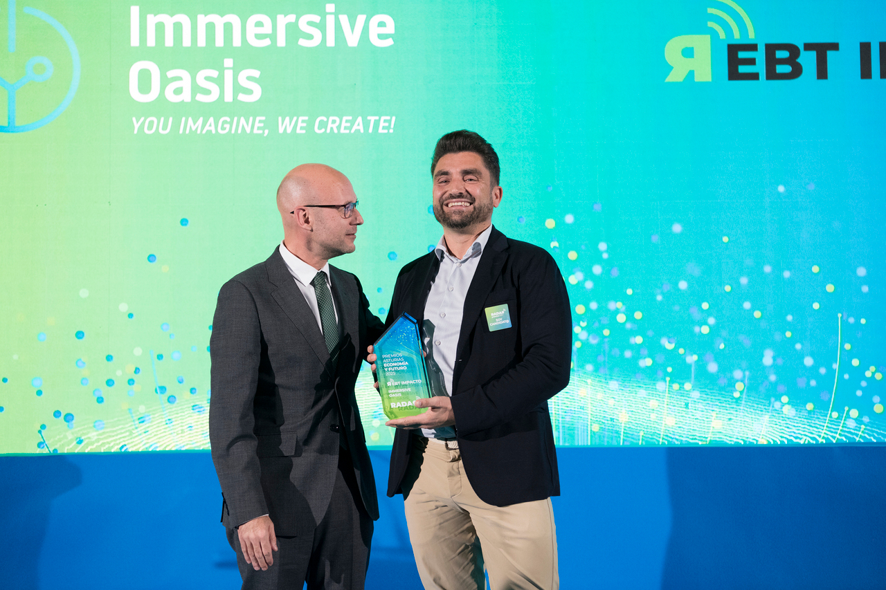 Iván Aitor Lucas del Amo junto al representante de Immersive Oasis / Marta Martín