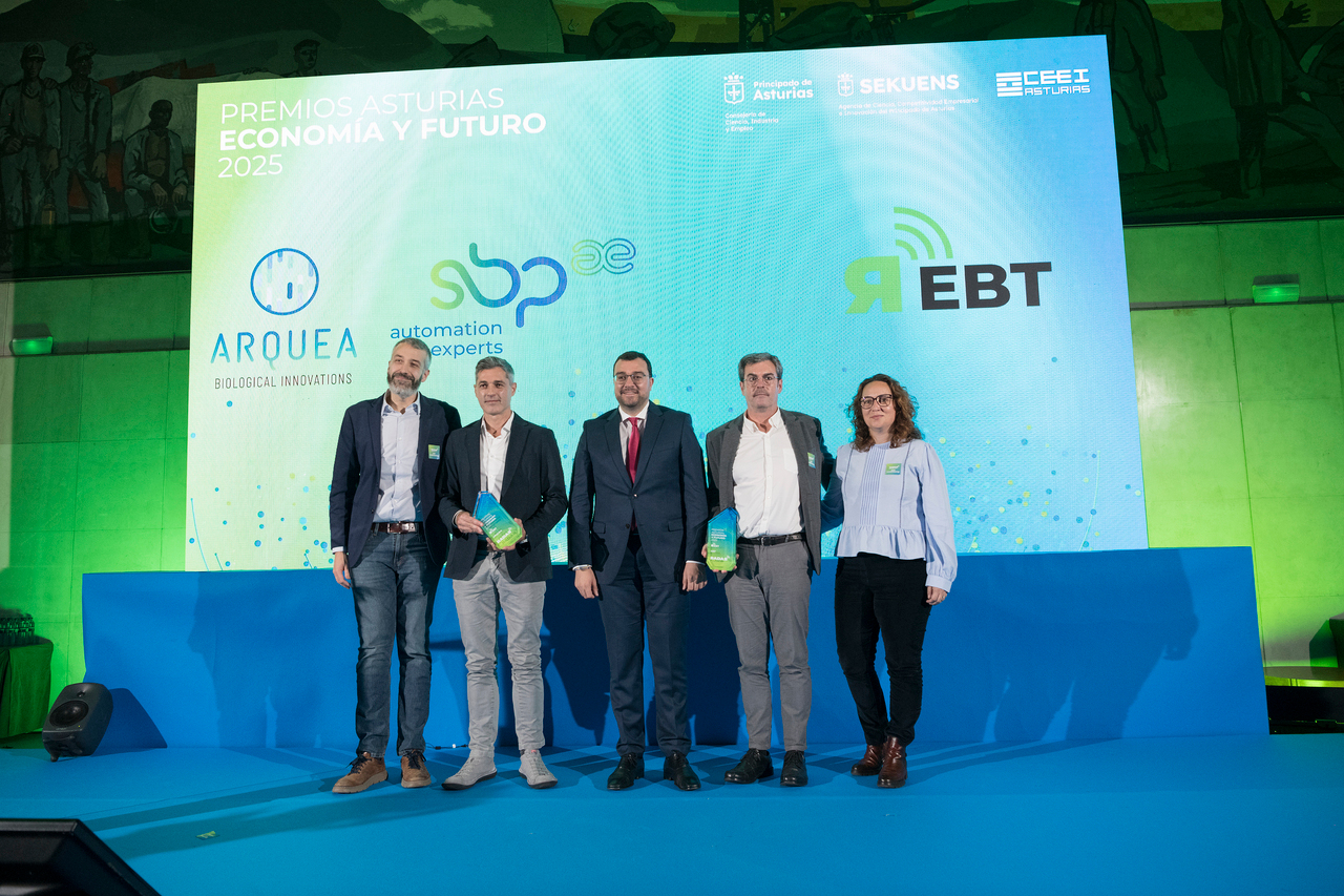 Representantes de Arquea Biological Innovations y de Sandmair, Boehler and Partner (SBP) junto al presidente del Principado, Adrián Barbón / Marta Martín