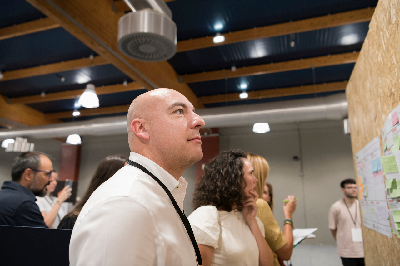 Sergio Suarez actuando como jurado en la jornada del Ideathon