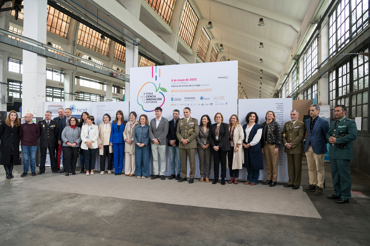 Foto de familia institucional en la Feria de la Ciencia / Marta Martín
