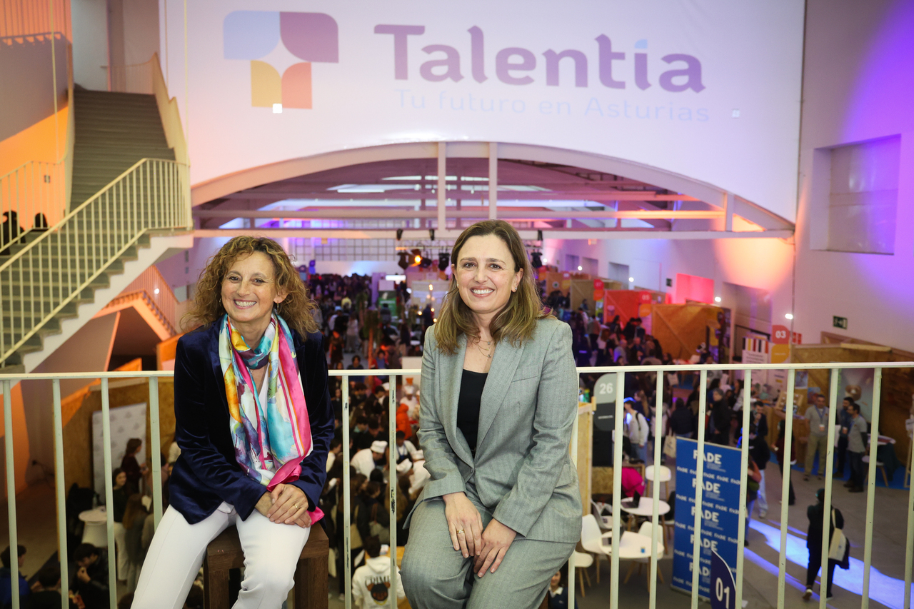 Eva Ledo, consejera de Educación; y María Calvo, presidenta de FADE, en la feria de Talentia.