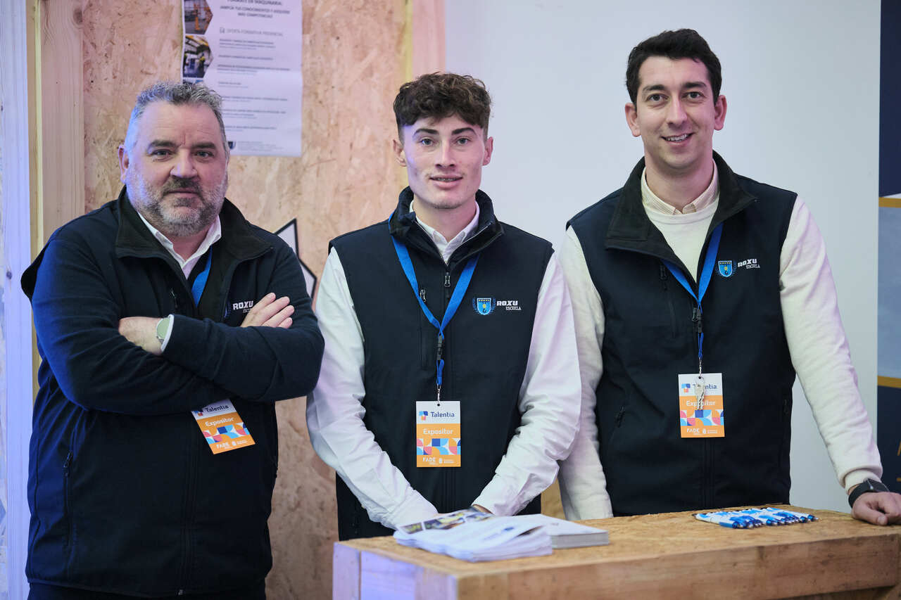 De izquierda a derecha: Luciano Pérez, Alejandro García y Héctor Díaz, comercial, mando intermedio y también comercial, respectivamente, en la Escuela Europea de Maquinaria.