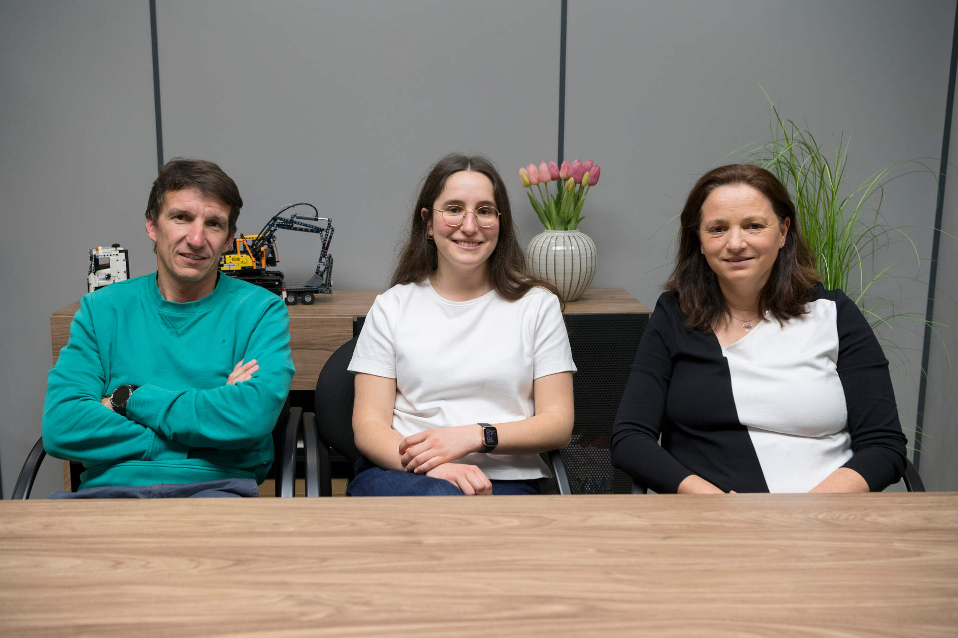 De izquierda a derecha: David Álvarez, director Técnico de EXCADE; María Pérez, María Pérez, responsable de I+D+i en APGEO; y Cristina Allende, directora de la Cátedra EXCADE de la Universidad de Oviedo