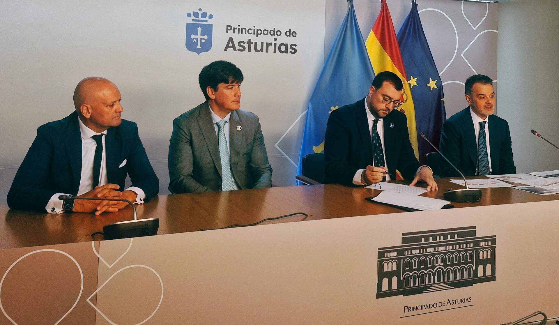 En la imagen, de izquierda a derecha, el socio fundador de Digital Valley, Armando Layna; el consejero de Ciencia, Industria y Empleo, Borja Sánchez; el presidente del Principado de Asturias, Adrián Barbón, y el socio responsable de auditoría de PwC en Asturias y Cantabria, Conrado Cea / Foto: Principado de Asturias