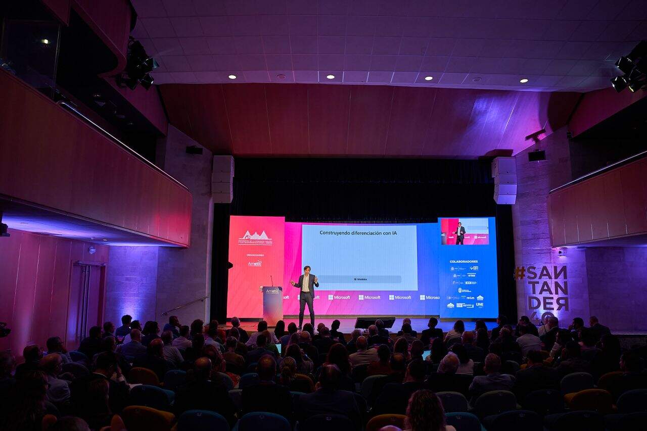 Paco Salcedo, presidente de Microsoft España, durante su intervención en Santander40. Foto: AMETIC.