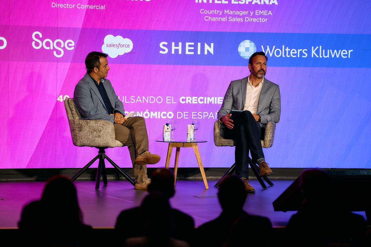 Victor Gaspar de Multiverse Computing y Norberto Mateos de Intel, mantuvieron uno de los diálogos más técnicos de la mañana, sobre semiconductores, IA y soberanía industrial / Foto: AMETIC
