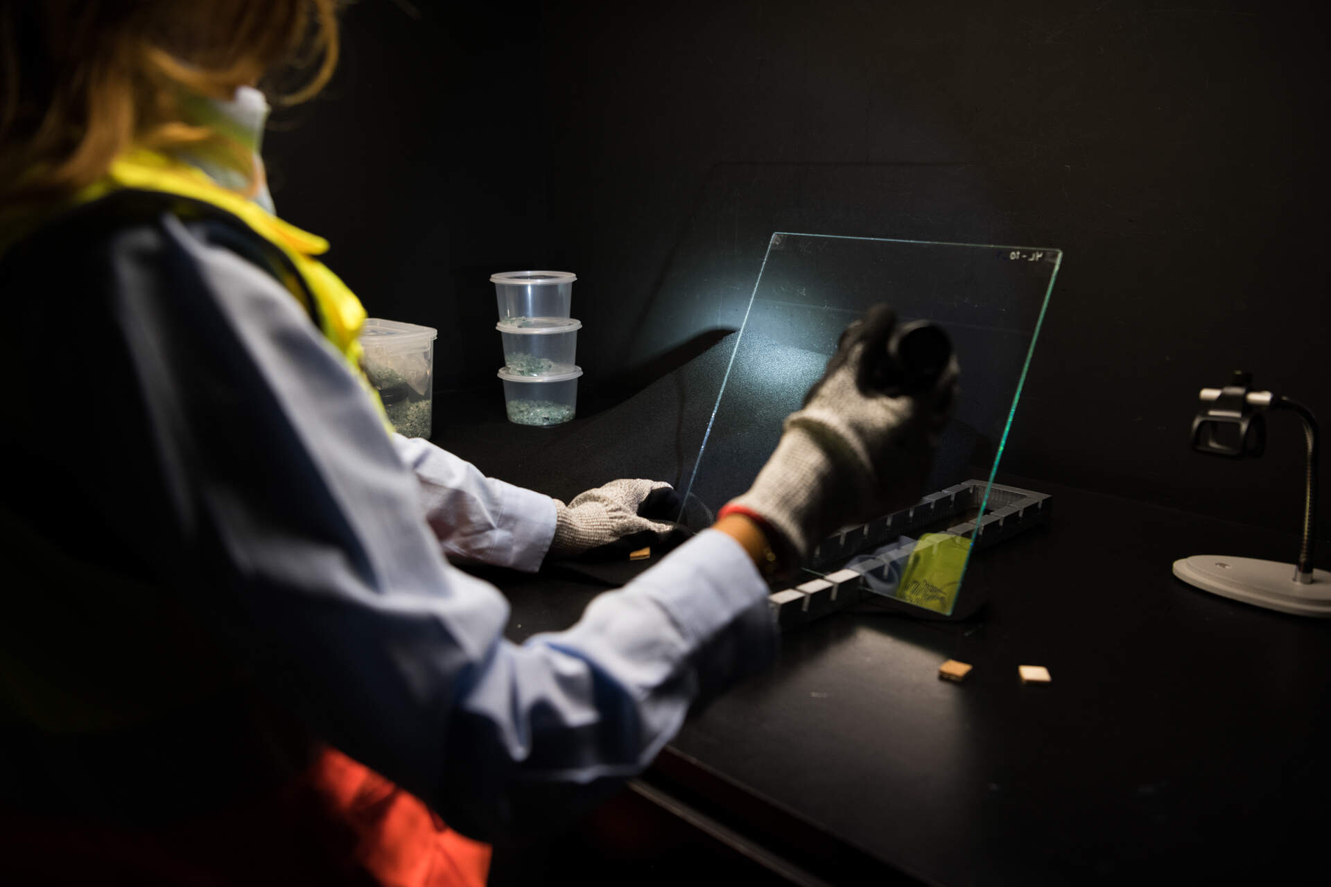 El centro de I+D de Saint-Gobain Glass en Avilés desarrolla soluciones para descarbonizar el vidrio plano —más contenido reciclado, menos energía, procesos optimizados— y las valida a escala industrial en la propia planta / Foto: Marta Martín · © Marta Martín. Derechos de uso reservados